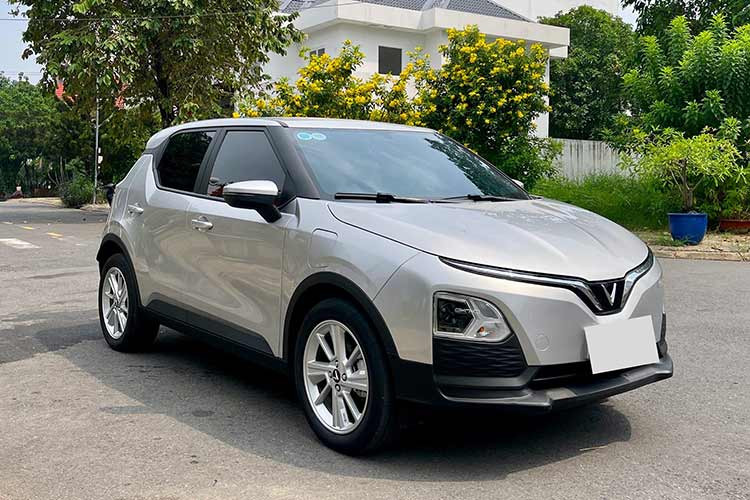 Dù mở bán từ tháng 12/2022 nhưng đến khoảng tháng 4/2023, VinFast VF5 mới bắt đầu bàn giao tới tay người dùng. Sau hơn nửa năm lăn bánh, một vài chiếc VF5 đã xuất hiện trên thị trường xe cũ. Đáng chú ý trong đó là chiếc VinFast VF5 siêu lướt phiên bản không pin, ngoại thất màu xanh, nóc trắng thời thượng, ODO 2.500 km, biển tỉnh khu vực phía Nam.