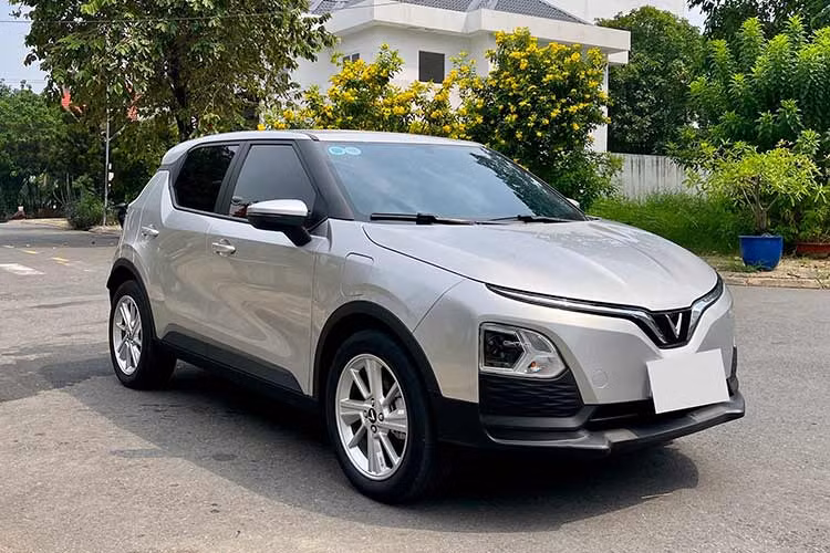 Dù mở bán từ tháng 12/2022 nhưng đến khoảng tháng 4/2023, VinFast VF5 mới bắt đầu bàn giao tới tay người dùng. Sau hơn nửa năm lăn bánh, một vài chiếc VF5 đã xuất hiện trên thị trường xe cũ. Đáng chú ý trong đó là chiếc VinFast VF5 siêu lướt phiên bản không pin, ngoại thất màu xanh, nóc trắng thời thượng, ODO 2.500 km, biển tỉnh khu vực phía Nam.