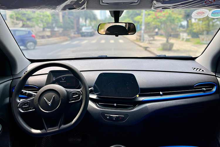 Cùng với đó, còn có không ít ý kiến tỏ ra tâm đắc với VF5 sau thời gian trải nghiệm thực tế như: Xe điện công suất mạnh, vừa không rung động cơ, vừa thơm tho sạch sẽ, rộng rãi; xe điện giờ đầy đủ hạ tầng, đi lại rất tiện; chi phí siêu rẻ nếu sạc được ở nhà, thú thật đi xe điện rồi rất khó quay lại xe xăng...