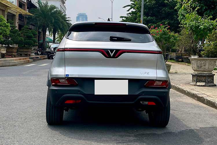 VinFast VF5 tại Việt Nam sử dụng động cơ điện đơn cùng hệ dẫn động cầu trước, sản sinh công suất tối đa 100 kW và mô-men xoắn cực đại 135 Nm. Bộ pin lithium của VinFast VF 5 Plus có dung lượng 37,23 kWh, cho quãng đường di chuyển tối đa hơn 300 km sau mỗi lần sạc đầy.