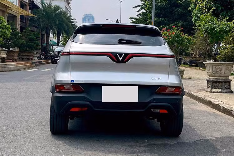 VinFast VF5 tại Việt Nam sử dụng động cơ điện đơn cùng hệ dẫn động cầu trước, sản sinh công suất tối đa 100 kW và mô-men xoắn cực đại 135 Nm. Bộ pin lithium của VinFast VF 5 Plus có dung lượng 37,23 kWh, cho quãng đường di chuyển tối đa hơn 300 km sau mỗi lần sạc đầy.