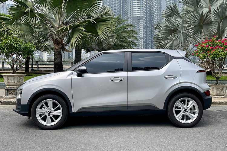 Nếu mua mới, giá xe VinFast VF5 chưa pin sẽ là 458 triệu đồng. Trường hợp áp dụng khuyến mãi giảm giá 20 - 30 triệu đồng dành cho khách hàng tiên phong và Voucher sống xanh (nếu có), giá lăn bánh xe rơi vào khoảng 430 - 440 triệu đồng. Mức giá xe Vinfast VF5 siêu lướt trong bài đang chào bán khoảng 400 triệu đồng.