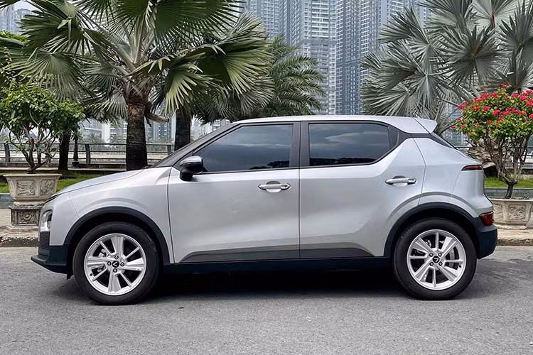 Nếu mua mới, giá xe VinFast VF5 chưa pin sẽ là 458 triệu đồng. Trường hợp áp dụng khuyến mãi giảm giá 20 - 30 triệu đồng dành cho khách hàng tiên phong và Voucher sống xanh (nếu có), giá lăn bánh xe rơi vào khoảng 430 - 440 triệu đồng. Mức giá xe Vinfast VF5 siêu lướt trong bài đang chào bán khoảng 400 triệu đồng.