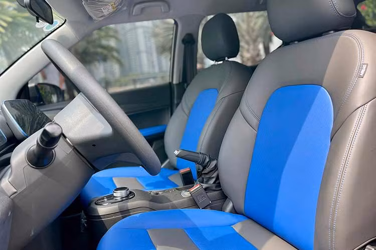 Góp mặt vào phân khúc SUV cỡ A, VinFast VF5 sở hữu thiết kế hiện đại, cá tính và bắt mắt không kém các dòng xe xăng như Toyota Raize hay KIA Sonet. Thông số kích thước của xe cũng khá tương đương với các đối thủ khi có kích thước chiều dài x rộng x cao lần lượt là 3.965 x 1.720 x 1.580 (mm), trục cơ sở đạt 2.513 mm.