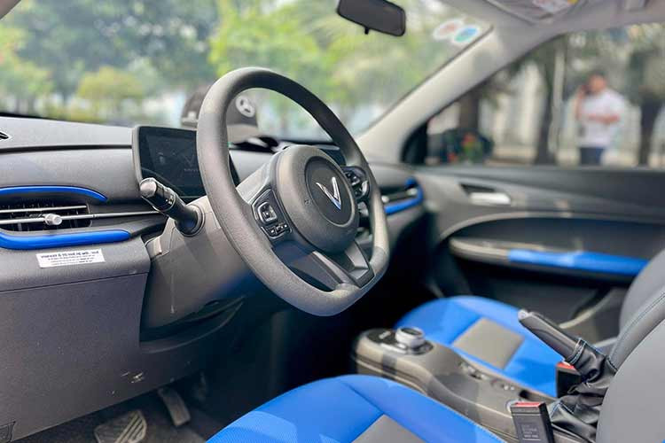 Theo một số người dùng thì mức giá chỉ tầm 400 triệu cho một chiếc VF5 mới chạy 2.500km là quá tốt, "mà gói thuê pin không giới hạn kia là hàng sưu tầm khó kiếm". Đồng quan điểm, tài khoản một số người cũng cho hay: "Giá thế kia lại kèm thuê pin đi bét nhè thì mua thôi. Đi phà phà cả tháng không phải nghĩ ngợi xăng dầu."