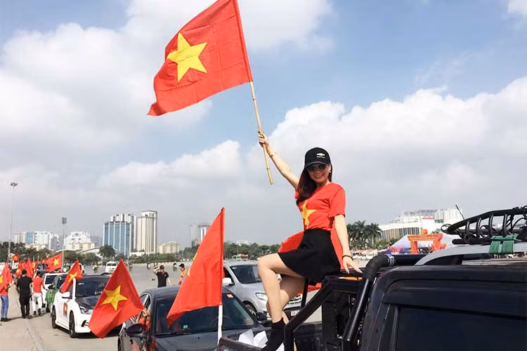 Cùng chung nhịp đập với hàng triệu con tim người Việt để cổ vũ và tiếp sức cho các cầu thủ U23 Việt Nam tại trận đấu “lịch sử” tại AFC CUP 2018, Chevrolet Cruze Club đã chuẩn bị "xế hộp", trang trí cờ hoa diễu hành trước trận bán kết lịch sử của đội tuyển U23 Việt Nam.