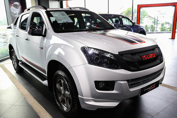 Trong khi những cái tên như Ford Ranger hay Chevrolet Colorado "cháy hàng" thì mẫu xe cũng được nhập Thái Lan là Isuzu D-Max lại lâm vào tình cảnh "ế xưng". Theo số liệu VAMA tháng 9/2018 chỉ có 15 chiếc được bán ra trên cả nước, doanh số cộng dồn từ đầu năm là 288 xe. Số xe này chỉ hơn phân nửa doanh số trong tháng qua của Colorado.