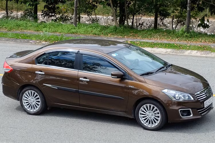 Mẫu sedan cỡ B quen mặt trong các bảng xếp hạng xe bán ế bậc nhất thị trường. Quả "bom xịt" của thương hiệu mà xe máy được biết đến nhiều hơn ôtô trình làng Việt Nam đến nay đã tròn 2 năm. Trong tháng 9/2018 vừa qua, tuy có khởi sắc hơn tháng trước với 28 xe được bán ra nhưng Ciaz vẫn không thoát khỏi top xe ế nhất Việt Nam.