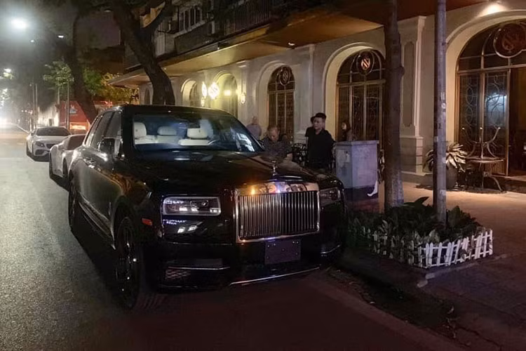 Chiếc xe SUV siêu sang Rolls-Royce Cullinan 2019 mới về ngoại thất được trang bị cụm đèn pha hình chữ nhật không hầm hố như loại trên Phantom 2018, nhưng được thiết kế theo phong cách vuông vắn hơn. Xe sở hữu chiều dài tổng thể 5.341 mm, rộng 2.164 mm, cao 1.835 mm và chiều dài cơ sở 3.295 mm và nặng đến 2.660 kg.