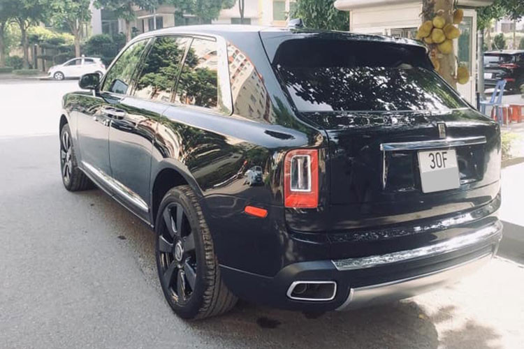 Chiếc SUV siêu sang Rolls-Royce Cullinan của đại gia Hà Nội này sở hữu ngoại thất màu đen bóng tuyệt đẹp. Mẫu xe này đã đánh dấu sự thay đổi toàn diện của hãng xe Anh quốc bởi từ trước tới nay, Rolls-Royce vẫn chỉ được biết tới khi chỉ sản xuất các dòng xe siêu sang gầm thấp.