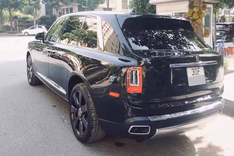 Chiếc SUV siêu sang Rolls-Royce Cullinan của đại gia Hà Nội này sở hữu ngoại thất màu đen bóng tuyệt đẹp. Mẫu xe này đã đánh dấu sự thay đổi toàn diện của hãng xe Anh quốc bởi từ trước tới nay, Rolls-Royce vẫn chỉ được biết tới khi chỉ sản xuất các dòng xe siêu sang gầm thấp.