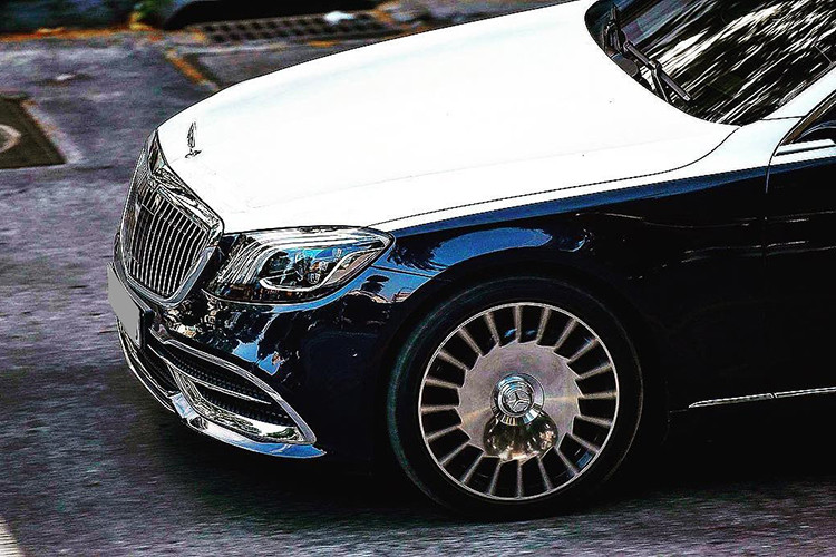 Điểm ấn tượng trên chiếc xe siêu sang Mercedes-Maybach S560 4 Matic hơn 11 tỷ đồng của em trai MC Ngọc Trinh chính là bộ pháo được phối 2 màu là xanh và trắng. Hiện chưa rõ đây có phải là màu sơn nguyên bản của chiếc xe siêu sang này hay đã được Bảo Hưng cho thay áo bằng đề-can.