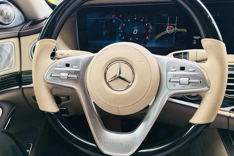 Bên trong khoang lái của Mercedes-Maybach S560 4Matic 2018 có 2 hàng ghế sau hạng thương gia với các tính năng như ngả tối đa 43,5 độ, tích hợp đệm đỡ bắp chân, nhớ vị trí, mát-xa. Ở giữa 2 hàng ghế này là tủ lạnh 8,5 lít, bàn gấp, ngăn đựng ly champagne bằng bạc và hệ thống giải trí với đầu đọc Blue-Ray.