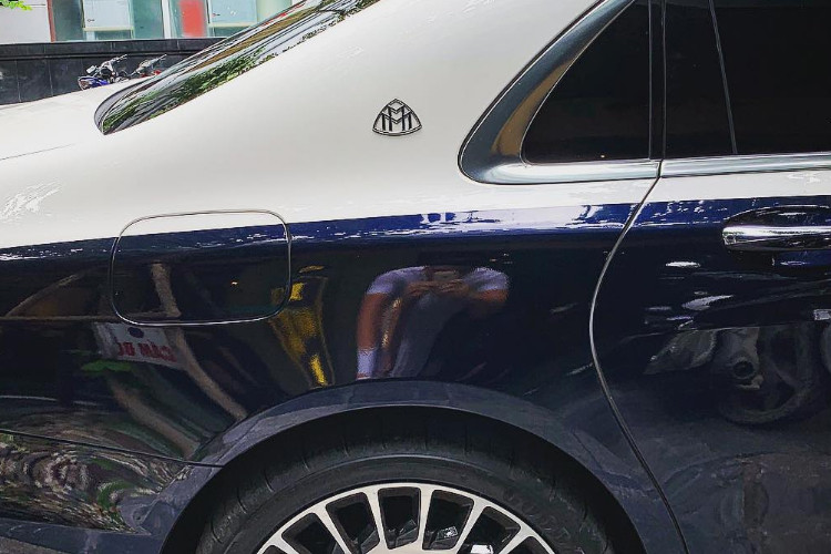 Nửa thân trên của chiếc Mercedes-Maybach S560 4 Matic hơn 11 tỷ đồng của em trai MC Ngọc Trinh khoác áo màu trắng muốt và nửa còn lại màu xanh dương nổi bật. Chưa hết, ngoại hình chiếc xe siêu sang này còn có nhiều chi tiết mạ crôm bóng loáng. Điểm nhấn cuối cùng chính là bộ vàng đa chấu cỡ lớn mạ crôm.