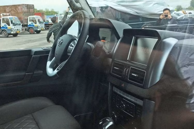 Khác với ngoại thất, thiết kế bên trong Beijing Auto BJ80 6x6 không thực sự giống Mercedes-Benz G63 AMG 6x6. Mẫu xe ôtô Trung Quốc này được trang bị vô lăng bọc da 4 chấu, bảng đồng hồ kỹ thuật số toàn phần với màn hình cảm ứng cỡ lớn và hệ thống thông tin giải trí riêng.
