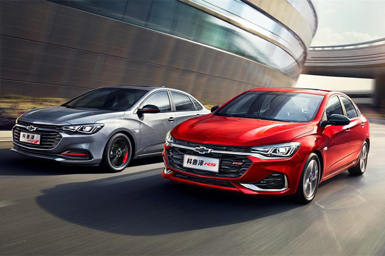 Tại thị trường Trung Quốc, giá xe Chevrolet Monza 2020 có mức bán ra khởi điểm từ 108.900 Nhân dân tệ (khoảng 15.400 USD hay 358 triệu đồng). Xe cạnh tranh với những mẫu sedan cỡ C đình đám khác như Honda Civic, Mazda3 và Toyota Corolla Altis.