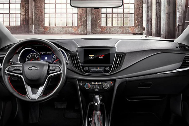 Nhờ công nghệ mild hybrid mới, Chevrolet Monza 2020 chỉ tiêu thụ lượng xăng trung bình 4,7 lít/100 km với động cơ 1.0 lít. Ngoài 2 động cơ đi kèm công nghệ mild hybrid, mẫu sedan cỡ C này còn có máy xăng 4 xi-lanh, hút khí tự nhiên, dung tích 1,5 lít.