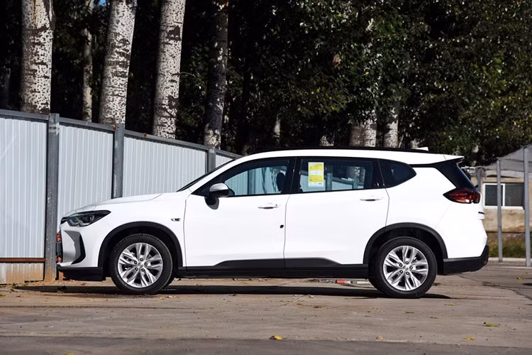 Là sản phẩm của liên doanh Shanghai-GM, Chevrolet Orlando 2019 sở hữu chiều dài 4.684 mm, rộng 1.807 mm, cao 1.628 mm và chiều dài cơ sở 2.796 mm. So với phiên bản MPV cũ, mẫu SUV này dài hơn 32 mm, hẹp hơn 29 mm và thấp hơn 5 mm. Riêng chiều dài cơ sở tăng 36 mm, mang đến nội thất rộng hơn.