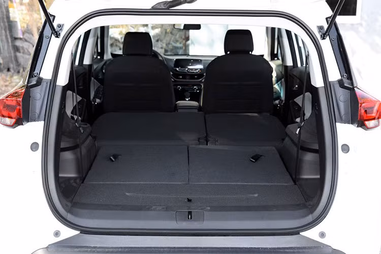 Cuối cùng là những trang bị an toàn như hệ thống cân bằng điện tử, chống bó cứng phanh ABS, phân bổ lực phanh điện tử, kiểm soát lực bám đường, hỗ trợ phanh khẩn cấp, chống lật, hỗ trợ cứu hộ và hỗ trợ khởi hành ngang dốc. Hệ thống cảnh báo áp suất lốp, camera lùi và cảnh báo điểm mù bên sườn cũng có trên mẫu SUV cỡ trung này.