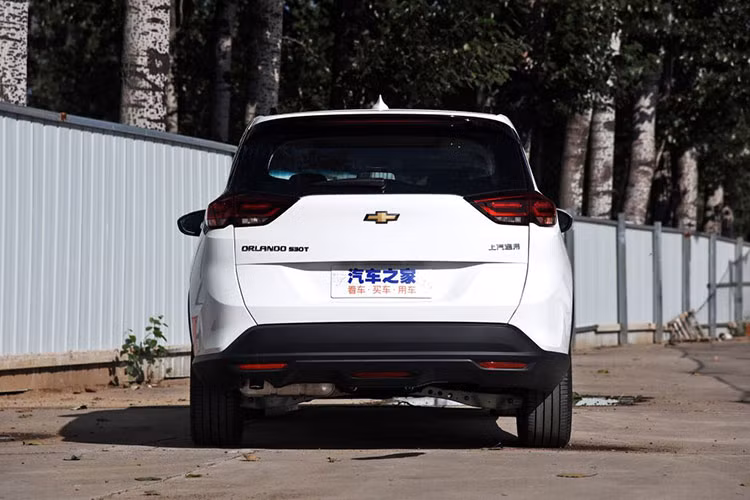 Trong khi đó, phần sườn của Chevrolet Orlando 2019 được thiết kế vuông vắn và có phần giống MPV hơn SUV. Vì Chevrolet Orlando 2019 là xe 5+2 nên phần phía sau cột B dài hơn phần trước và trọng tâm xe được đẩy về sau. Đuôi xe cũng được thiết kế theo phong cách thể thao với cánh gió mui, cụm đèn hậu LED và vỏ đèn màu tối.