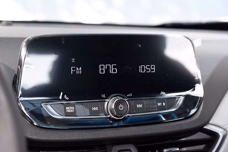 Ngoài ra, Chevrolet Orlando 2019 còn không được trang bị bảng điều khiển kỹ thuật số sau vô lăng. Thay vào đó, mẫu SUV cỡ trung này vẫn dùng đồng hồ analog khá lạc hậu ở thị trường Trung Quốc. Ở giữa 2 đồng hồ hình tròn này là một màn hình đa thông tin LCD, hiển thị thêm những thông tin khác như áp suất lốp.