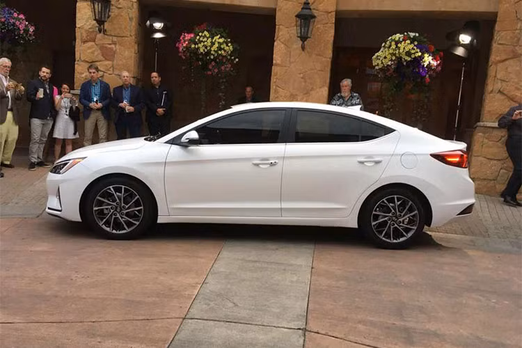 Nhìn chung Hyundai Elantra phiên bản 2019 mang thiết kế sang trọng và tinh tế hơn so với thế hệ trước đây, nhất là khi phong cách của mẫu xe sedan này đã được điều chỉnh trông giống với đàn anh Sonata 2019 hơn. 