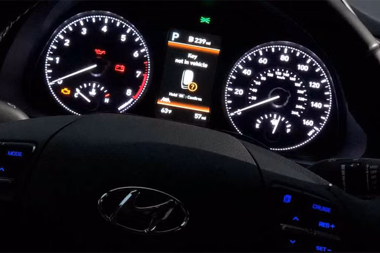Về các tính năng công nghệ, Elantra 2019 phiên bản nâng cấp sẽ được trang bị các hệ thống an toàn SmartSense, bao gồm: hỗ trợ tránh va chạm phía trước, hỗ trợ giữ làn và báo hiệu chú ý dành cho lái xe.