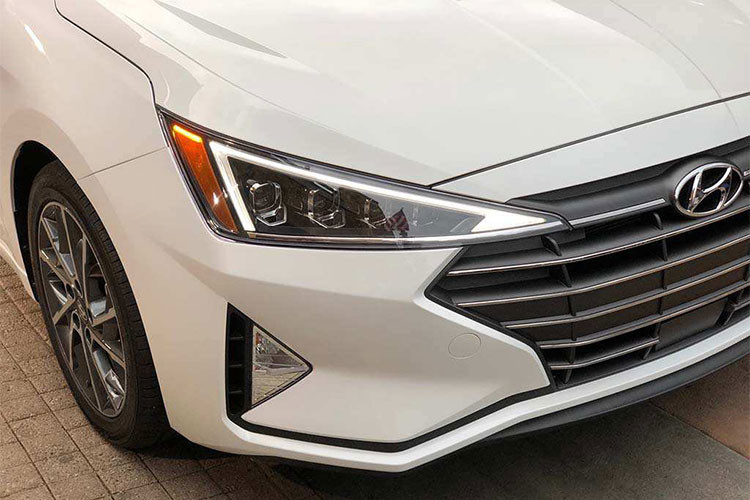 Hyundai Elantra bản nâng cấp cho 2019 được cập nhật khá nhiều ở mặt ngoại hình với mặt ca-lăng mới, đèn pha hình tam giác với thiết kế full led và lưới tản nhiệt được thiết kế lại với các thanh ngang mỏng và ấn tượng.