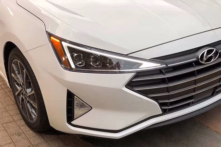 Hyundai Elantra bản nâng cấp cho 2019 được cập nhật khá nhiều ở mặt ngoại hình với mặt ca-lăng mới, đèn pha hình tam giác với thiết kế full led và lưới tản nhiệt được thiết kế lại với các thanh ngang mỏng và ấn tượng.