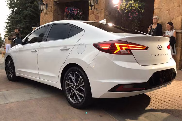 Hyundai Elantra mới có sẵn 3 tùy chọn động cơ cho khách hàng lựa chọn. Phiên bản SE, SEL và Limited được trang bị động cơ 2.0L với công suất tối đa 147 mã lực. Tiếp đến, phiên bản Eco được trang bị động cơ 1.4L tăng áp với công suất tối đa 128 mã lực, đi cùng với hộp số ly hợp kép 7 cấp và cho mức tiêu hao nhiên liệu chỉ khoảng 6,7 L/100km.