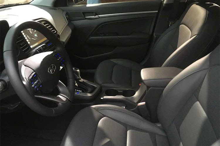 Tuy vẫn giống như đời trước, nhưng hệ thống giải trí đã được nâng cấp lên phiên bản AVN 5.0 với màn hình 8 inch lớn hơn và chíp xử lý nhanh hơn giúp cải thiện tốc độ phản hồi. Hệ thống này cũng có menu mới và tầm nhìn toàn cảnh từ trên xuống giúp định vị tốt hơn.