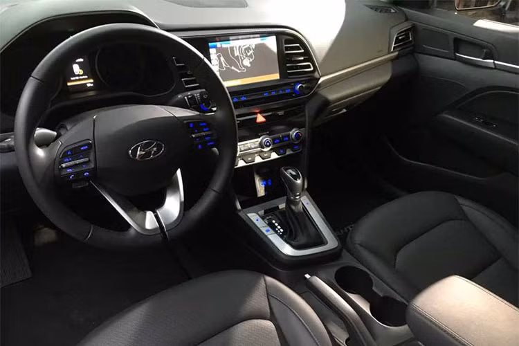 Ngoại hình thay đổi nhiều nhưng nội thất của Elantra 2019 về cơ bản vẫn được giữ nguyên các đường nét cũ, chỉ cập nhật một số chi tiết mới như cụm vô lăng giống Kona, các nút bấm tinh tế và sắc nét hơn.