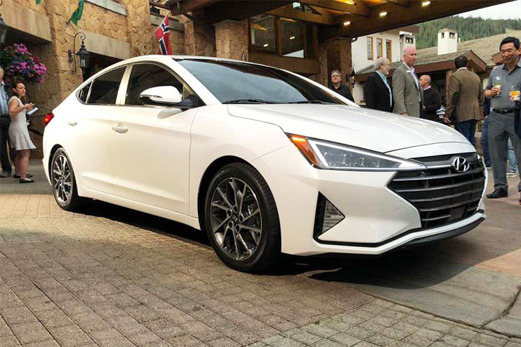 Phiên bản Elantra Sport sẽ được trang bị động cơ 1.6L 4 xi-lanh tăng áp, kết hợp cùng hộp số sàn 6 cấp hoặc tùy chọn hộp số ly hợp kép 7 cấp. Hyundai cho biết mẫu xe này sẽ ra mắt vào cuối năm nay với thay đổi về kiểu dáng tương tự như các phiên bản Elantra khác. Mức giá xe hiện chưa được công bố.