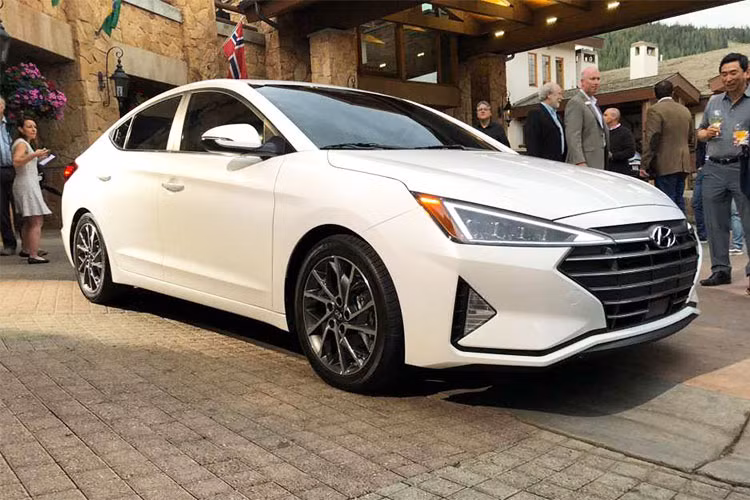 Phiên bản Elantra Sport sẽ được trang bị động cơ 1.6L 4 xi-lanh tăng áp, kết hợp cùng hộp số sàn 6 cấp hoặc tùy chọn hộp số ly hợp kép 7 cấp. Hyundai cho biết mẫu xe này sẽ ra mắt vào cuối năm nay với thay đổi về kiểu dáng tương tự như các phiên bản Elantra khác. Mức giá xe hiện chưa được công bố.