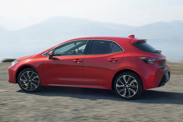 Được phát triển dựa trên cơ sở gầm bệ TNGA cùng với "người anh em" cùng với Crown 2019, Corolla Sport sở hữu kiểu dáng hatchback 5 cửa năng động với các đường nét sắc sảo và thể thao giống như phiên bản Mỹ. Xe vẫn có thiết kế tương tự bản Mỹ, dài hơn 15 mm, rộng hơn 15 mm và có chiều dài cơ sở tăng 38 mm so với bản Châu Âu.