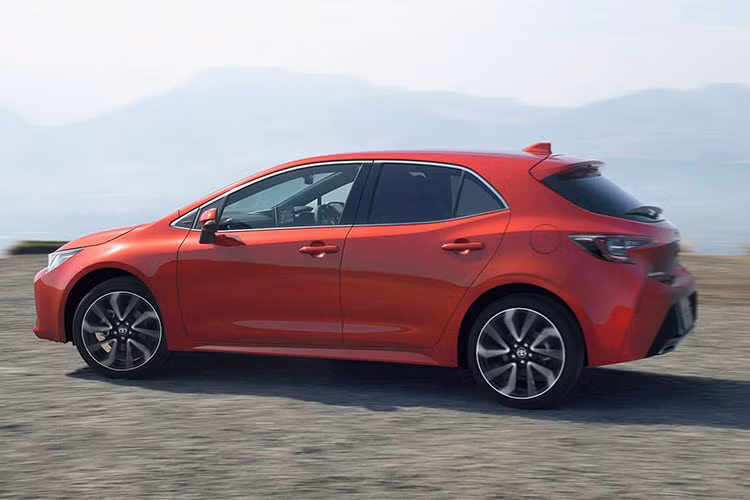 Được phát triển dựa trên cơ sở gầm bệ TNGA cùng với "người anh em" cùng với Crown 2019, Corolla Sport sở hữu kiểu dáng hatchback 5 cửa năng động với các đường nét sắc sảo và thể thao giống như phiên bản Mỹ. Xe vẫn có thiết kế tương tự bản Mỹ, dài hơn 15 mm, rộng hơn 15 mm và có chiều dài cơ sở tăng 38 mm so với bản Châu Âu.