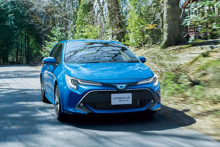 Giống như phiên bản hatchback tại Mỹ, Corolla Sport sở hữu thiết kế theo ngôn ngữ Keen Look và Under Priority mới của Toyota. Phần đầu xe nổi bật với lưới tản nhiệt kích thước lớn, kèm theo 2 đèn pha LED dạng mắt xếch. Tuy nhiên sự khác biệt lớn nhất của chiếc xe là logo chữ C mới đặt ở phần đầu, thay vì biểu tượng Toyota.