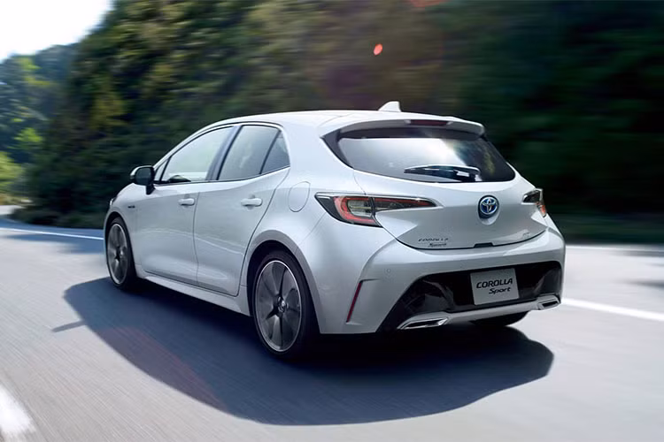 Ở phía sau, cụm đèn hậu LED của xe cũng được hãng xe hơi Toyota thiết kế tương tự đèn trước, lần này logo Toyota được đặt ở phía sau. Ngoài ra, hai đường gân nổi ở dưới đèn hậu và cánh gió trên mui tăng thêm tính thể thao cho mẫu xe 5 cửa mới này.