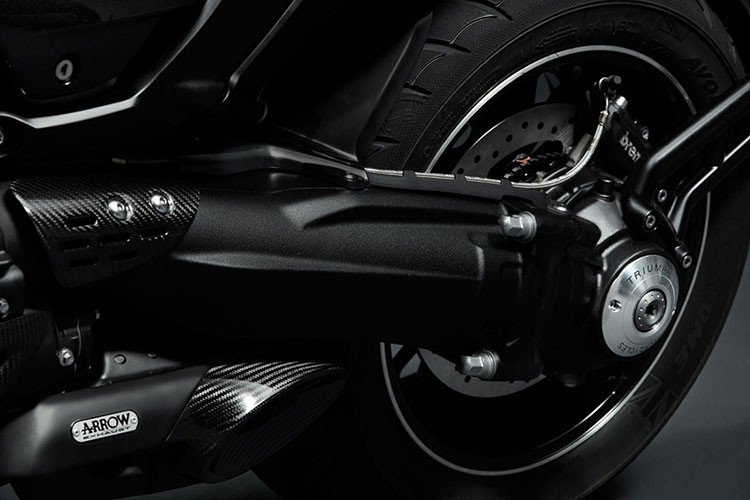 Triumph Rocket III TFC sở hữu khối động cơ 3 xylanh với dung tích cực khủng là 2.458 cc, sản sinh công suất 168 mã lực và mômen xoắn cực đại đạt 221 Nm. Trang bị này giúp Triumph Rocket III TFC 2020 trở thành mẫu môtô thương mại có động cơ lớn nhất và mômen xoắn cao nhất trên thị trường hiện nay.