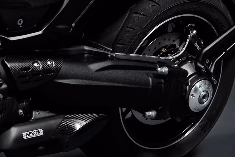 Triumph Rocket III TFC sở hữu khối động cơ 3 xylanh với dung tích cực khủng là 2.458 cc, sản sinh công suất 168 mã lực và mômen xoắn cực đại đạt 221 Nm. Trang bị này giúp Triumph Rocket III TFC 2020 trở thành mẫu môtô thương mại có động cơ lớn nhất và mômen xoắn cao nhất trên thị trường hiện nay.