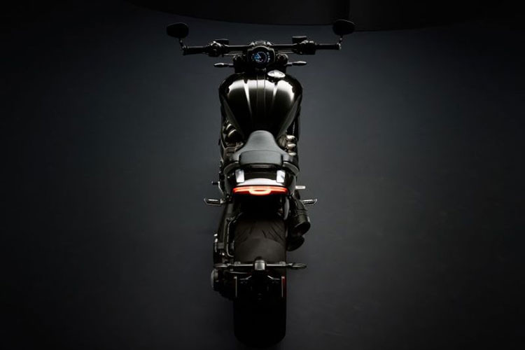 So với thế hệ Rocket III cũ, thế hệ mới của xe có công suất cao hơn 13% và trọng lượng giảm đi 40kg, về mức 333 kg (trọng lượng khô). Rocket III giảm cân là nhờ Triumph ứng dụng vật liệu nhôm và sợi carbon ở nhiều chi tiết trên xe cũng như hệ thống xả Arrow có lon ống xả và nắp lỗ xả bằng sợi carbon.