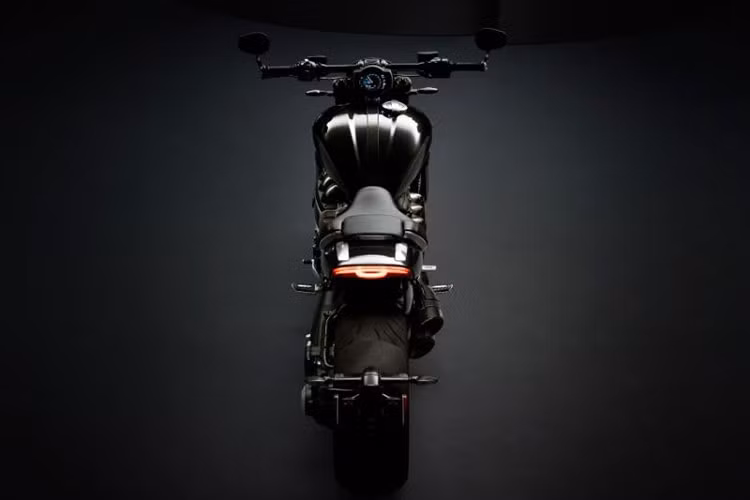 So với thế hệ Rocket III cũ, thế hệ mới của xe có công suất cao hơn 13% và trọng lượng giảm đi 40kg, về mức 333 kg (trọng lượng khô). Rocket III giảm cân là nhờ Triumph ứng dụng vật liệu nhôm và sợi carbon ở nhiều chi tiết trên xe cũng như hệ thống xả Arrow có lon ống xả và nắp lỗ xả bằng sợi carbon.