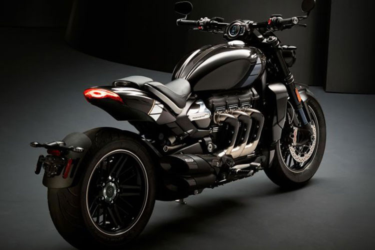 Về thiết kế, không khó để nhận ra rằng với Rocket III 2020, Triumph sẽ hướng trực tiếp tới đối thủ chính là Ducati XDiavel. Điều này được thể hiện rõ qua thiết kế đầy cơ bắp với bình xăng lớn, đuôi ngắn tích hợp đèn hậu LED gọn gàng và pad biển số treo bánh tương tự mẫu môtô Ý.