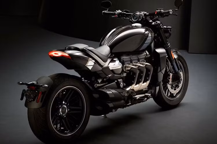 Về thiết kế, không khó để nhận ra rằng với Rocket III 2020, Triumph sẽ hướng trực tiếp tới đối thủ chính là Ducati XDiavel. Điều này được thể hiện rõ qua thiết kế đầy cơ bắp với bình xăng lớn, đuôi ngắn tích hợp đèn hậu LED gọn gàng và pad biển số treo bánh tương tự mẫu môtô Ý.