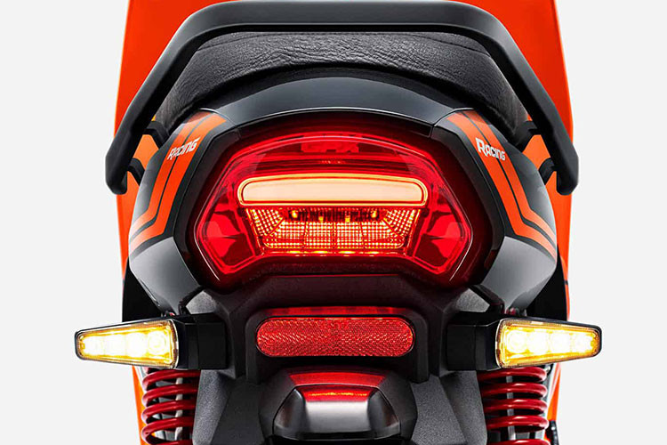 Trang bị trên xe khá cơ bản với phuộc thường phía trước, lò xo trụ đôi phía sau cùng cặp vành đúc hợp kim nan nhỏ được sơn màu trắng nổi bật.