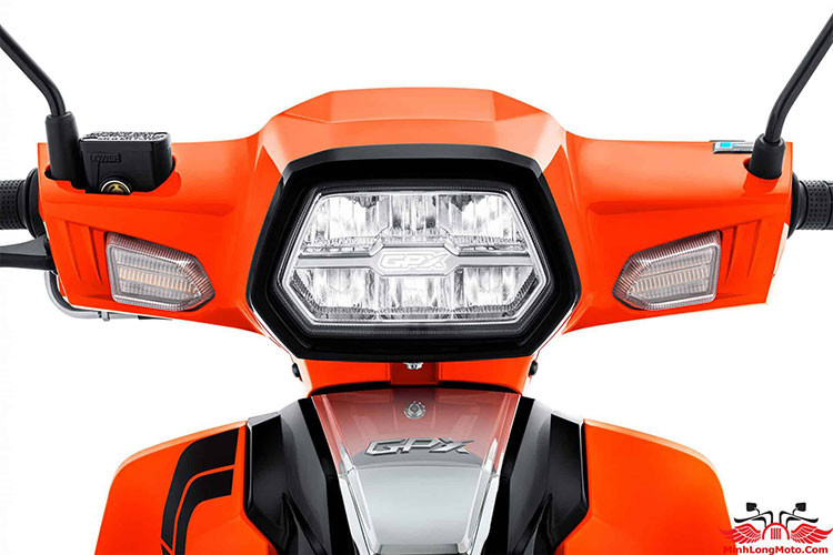 Trên xe còn được trang bị hệ thống chiếu sáng hoàn toàn bằng bóng LED đem lại ánh sáng rõ ràng và tiết kiệm hơn so với những mẫu xe máy số phổ thông bằng sợk đốt trong..