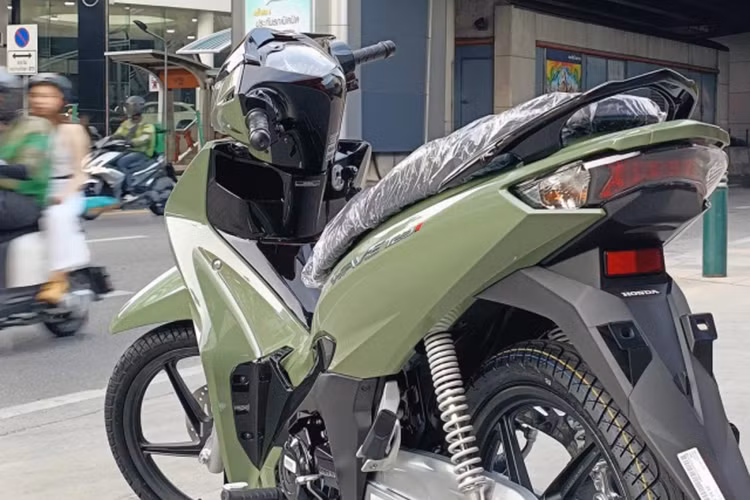 Tương tự "người anh em" là mẫu xe máy Honda Future 125 FI 2024 tại Việt Nam, Wave 125i 2025 về cơ bản vẫn giữ nguyên kích thước, kiểu dáng như phiên bản nâng cấp được giới thiệu vào tháng 1/2024.