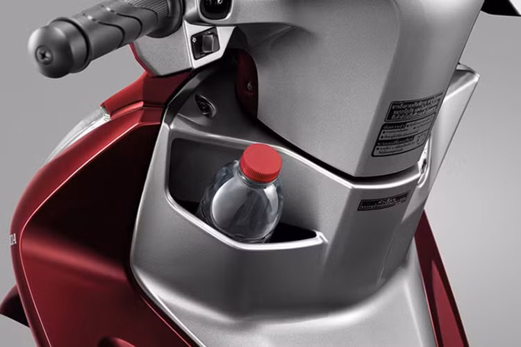 Mâm xe Honda Wave 125i 2025 bản nâng cấp có hai lựa chọn mâm nan hoa và mâm đúc 5 chấu tùy vào mỗi phiên bản. Đáng chú ý, phiên bản cập nhật lần này có thêm màu xanh lục trông khá bắt mắt.