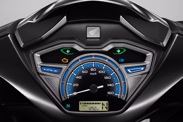 Trong khi đó, cụm đồng hồ vốn đã được làm mới trước đây tiếp tục được giữ lại. Wave 125i 2024 vẫn được trang bị chìa khóa cơ, hộc chứa đồ nhỏ ở phía trước trong khi cốp đồ chính có dung tích 17 lít bố trí dưới yên xe.