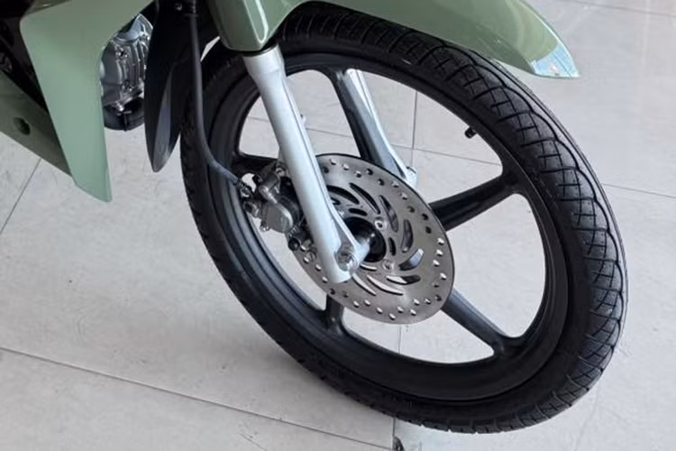 Theo đó, phần ốp mạ crôm hình chữ V trên yếm trước được thiết kế góc cạnh hơn. Bên cạnh đó, toàn bộ hệ thống đèn trên Wave 125i 2025 đều sử dụng đèn LED. Đèn và pha đèn hậu được thiết kế theo kiểu X-Clusive LED Taillight. 